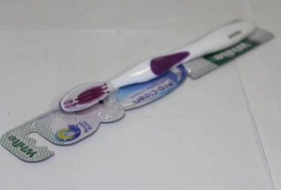 ZUBNÍ KARTÁČEK WHITE 37R TVRDÝ